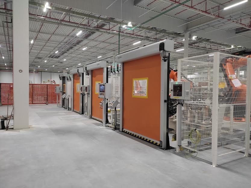 Portas de alta velocidade instaladas em linhas de produção automatizadas