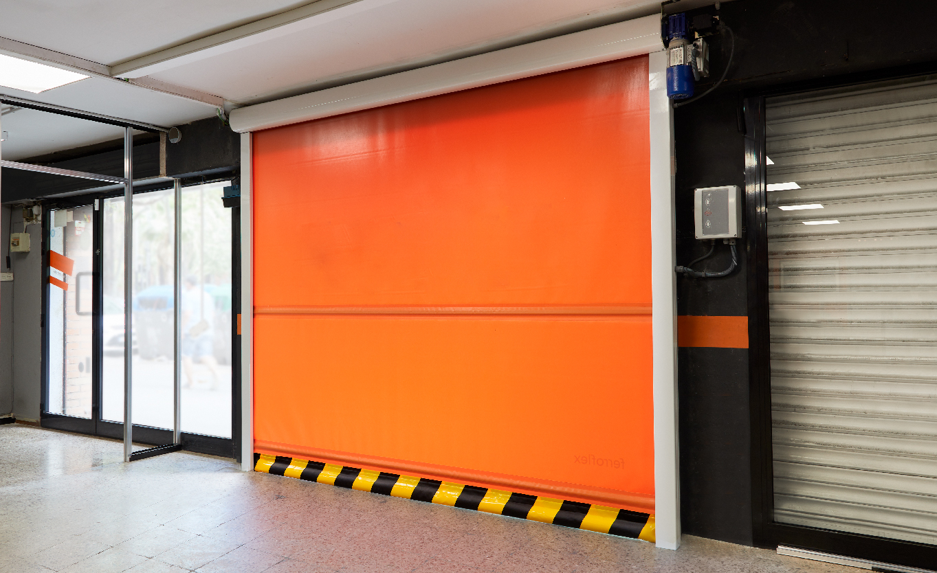puerta rápida enrollable de aluminio zonas interiores lona naranja