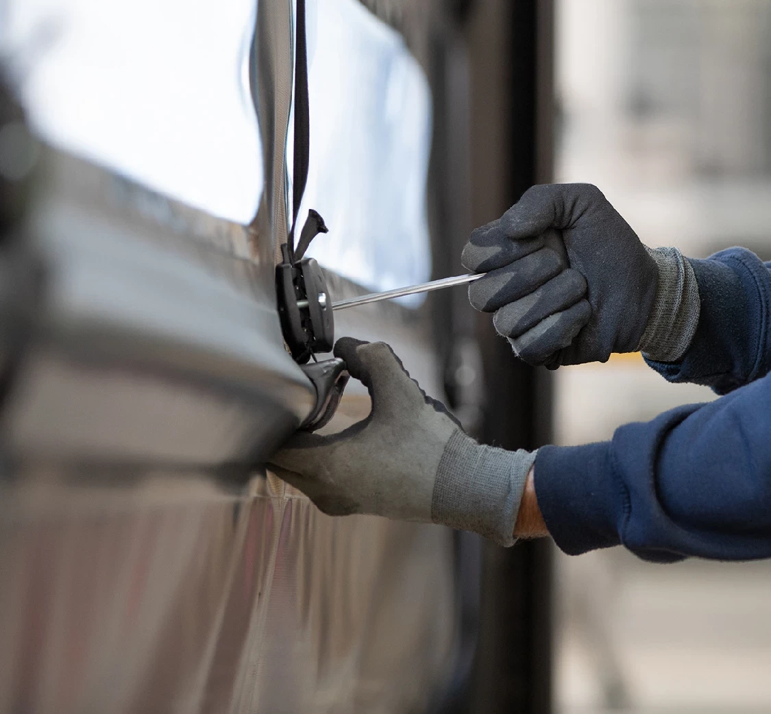 Asegura el rendimiento de tus puertas rapidas e industriales en temporadas de alta actividad