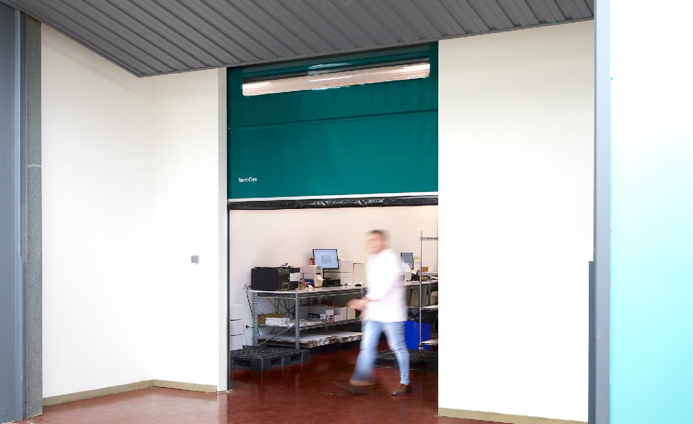 puerta rapida enrollable aluminio reforzada laboratorios