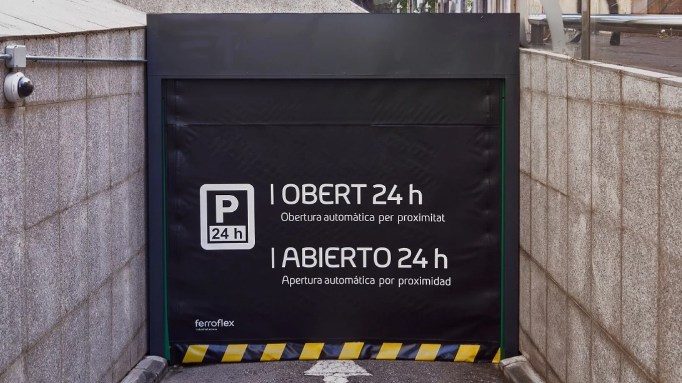 Puerta rápida para aparcamiento: silencio y agilidad en hoteles y hospitales