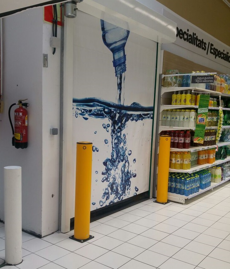 puerta rápida Ferroflex instalada en un supermercado
